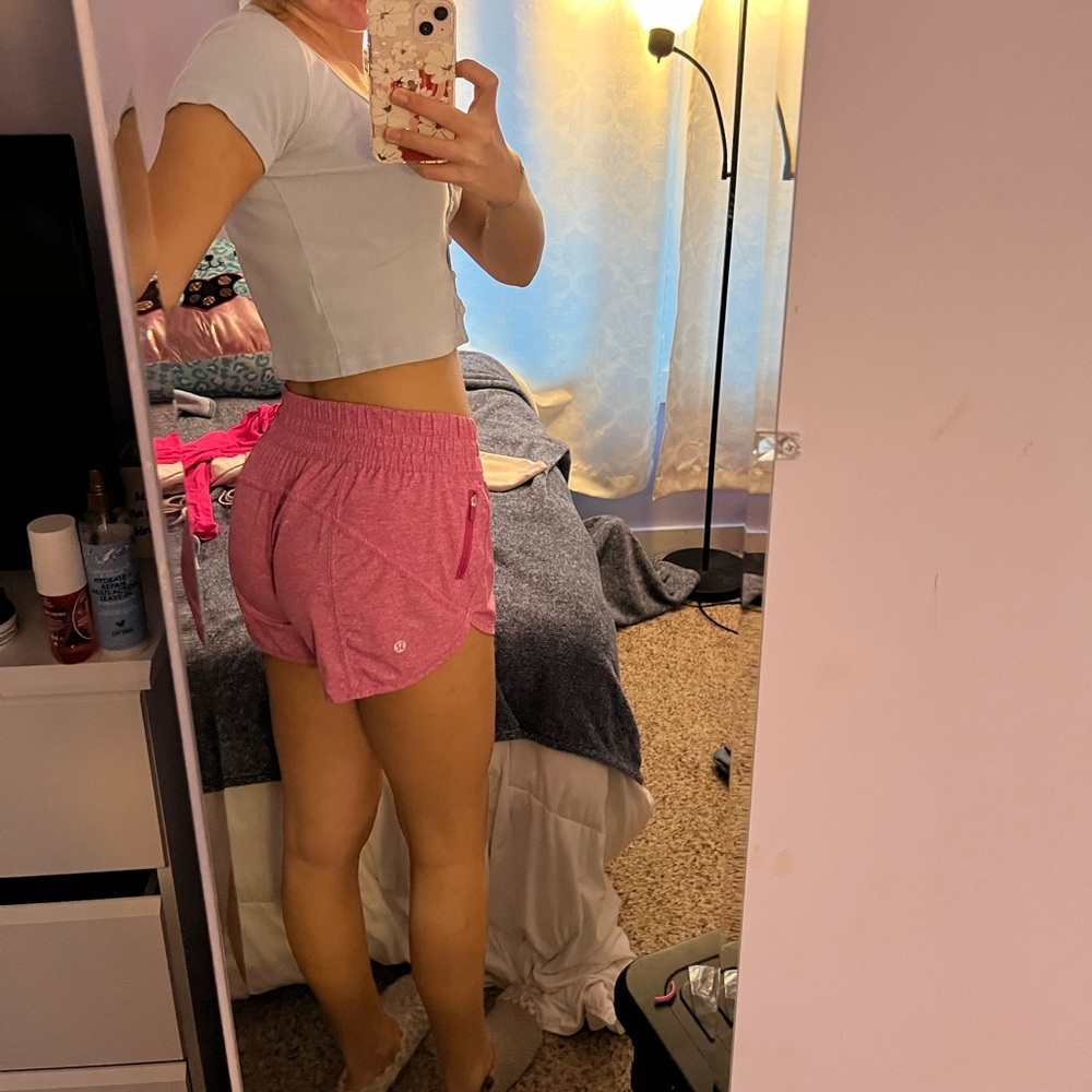 Lululemon Tracker Low-Rise short 4 inch (no lining)